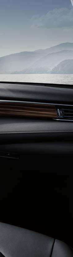KÉNYELEM Az új Camry Hybrid kifinomult utasterében az elegáns formavilág kifogástalan anyaghasználattal párosul.