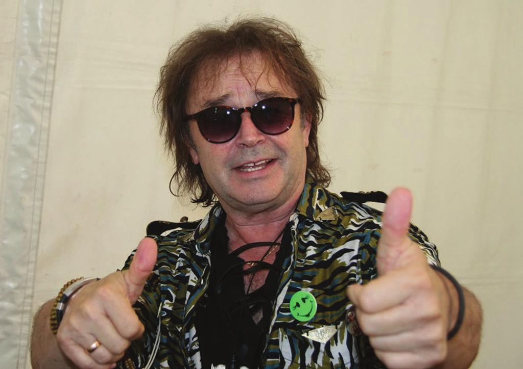 Hollywoodban Little Richardtól kapta meg,,a legfigyelemreméltóbb keleti popzenész,, díját, Kansasban Grand Prix díjas lett, Los Angelesben meg Fidof-díjas, ezen kívül pedig hazai berkekben minden