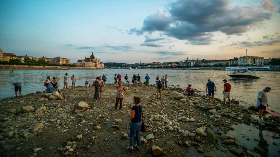 A Duna 2018 nyarán / őszén Érdeklődők a Duna partján a budapesti Margit-sziget