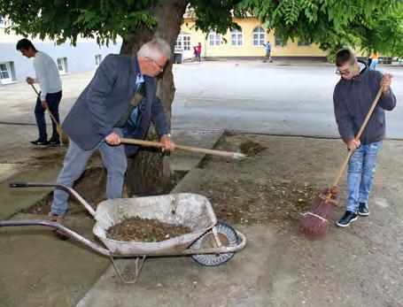 Muraközi István polgármester arról beszélt, a Bihari Népművészeti Egyesület ezzel a programjával más dimenzióba helyezi a város napját.