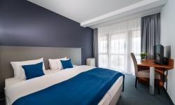 Wellness szolgáltatások: Wellness centrum és Szauna világ használata: 25 méteres úszómedence, gyermekpancsoló, pezsgőmedence, finn szauna, infra szauna, gőzkabin, sószoba, élményzuhany, pihenősziget.