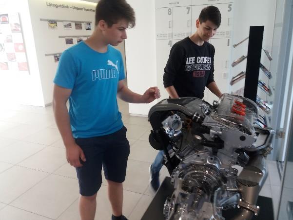 A robottechnológia felhasználását a győri Audi gyárban gyárlátogatáson tanulmányozhatták a diákok, ahol testközelből láthatták az ipari robotokat munka közben.