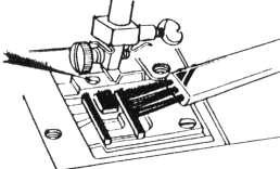 AZ ALSÓ TOVÁBBÍTÓ TISZTÍTÁSA Ahhoz, hogy hibátlan varratot kapjunk, nagyon fontos, hogy az alsó továbbító fogazatát tisztán tartsuk. Vegyük ki a tűt és szereljük le a nyomótalpat.