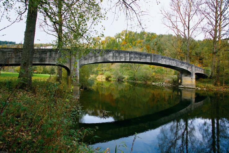 1990-ben az Erzsébet híd előregyártott vb. járdáját át kellett építeni, az Árpád híd, Szabadság híd, két Tisza-híd járdája ugyanarra a sorsra jutott.