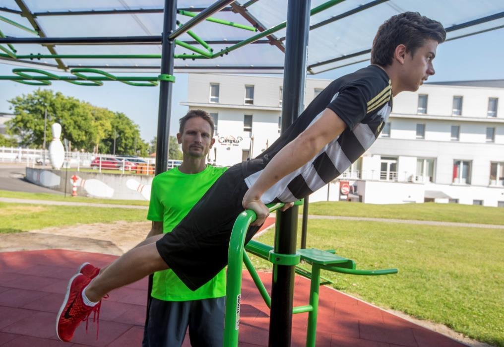 Lehetséges gyakorlatváltozatok: a gyakorlat tempója lehet lassabb vagy gyorsabb, külső ellenállás használata (tömöttlabda, súlymellény stb.