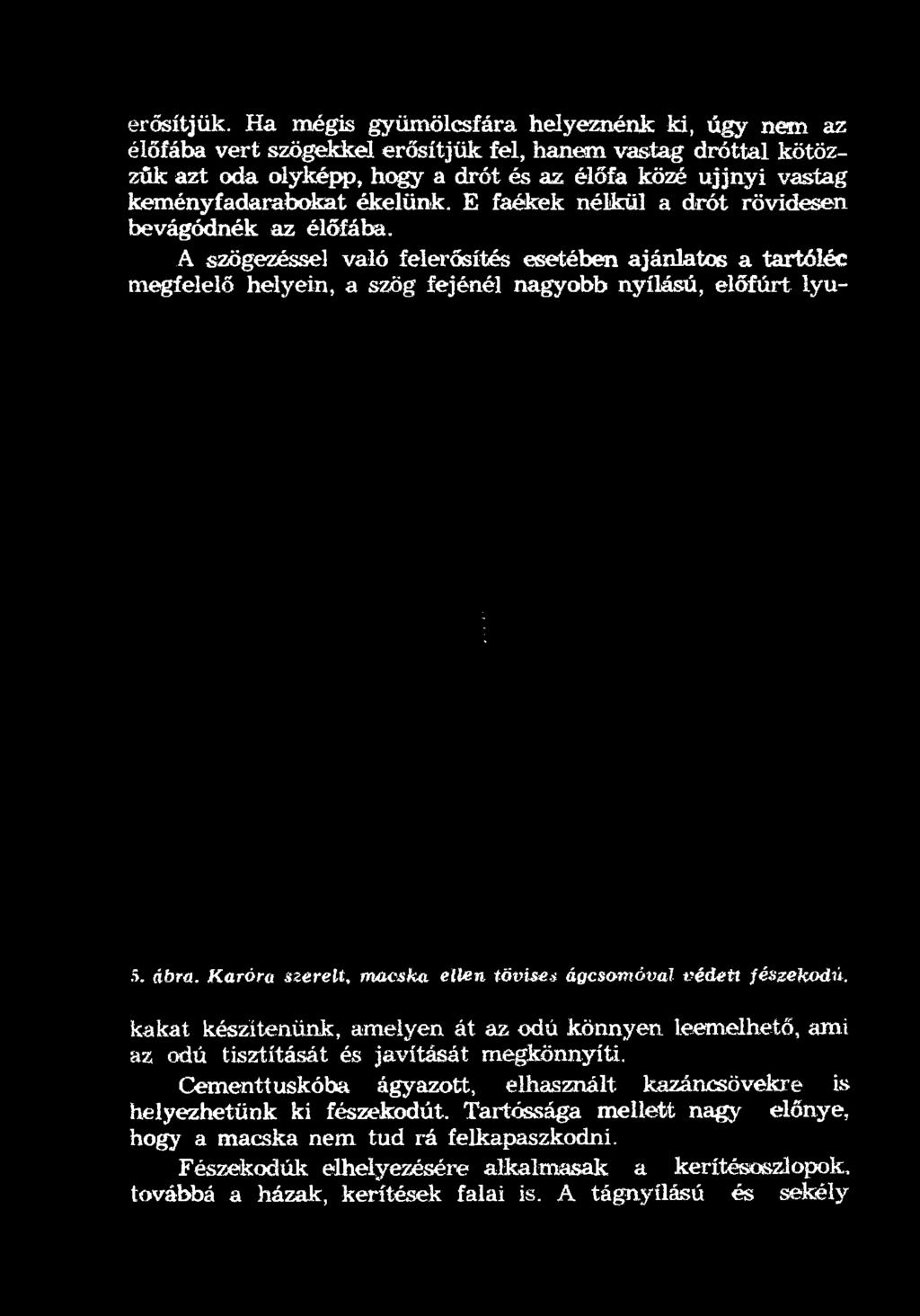 Karóra szerelt, macska ellen tövises ágcsomóval védett fészekodú, kakat készítenünk, amelyen át az odú könnyen leemelhető, ami az odú