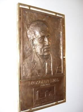 Dr. Mosonyi Emil (1910. november 10. - 2009. április 24.) Hivatásom építőmérnök, és beállítottságomnál fogva humanista és környezetvédő vagyok. Dr.