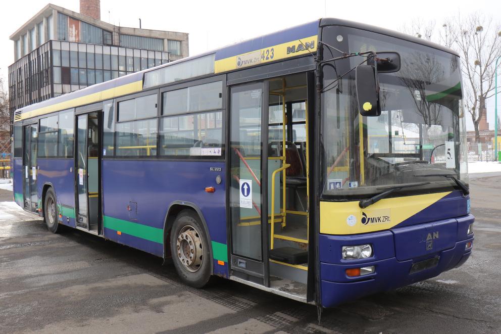 Rendszám: JIC-901 (423) Első forgalomba helyezés: 2002.03.27. Alvázszám: WMAA74ZZZ2T003234 Műszaki érvényesség: 2016.08.06.