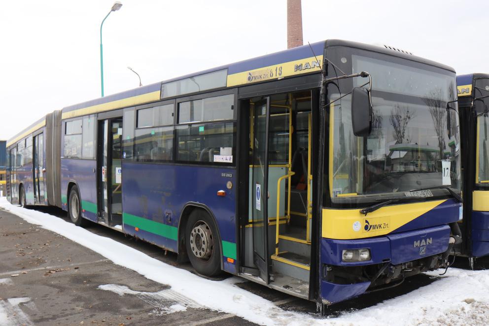 előmelegítő, 4 db utas ajtó, ködlámpa, tachograf Utastájékoztató: elektronikus BUSE front, oldalsó, hátsó, utastéri
