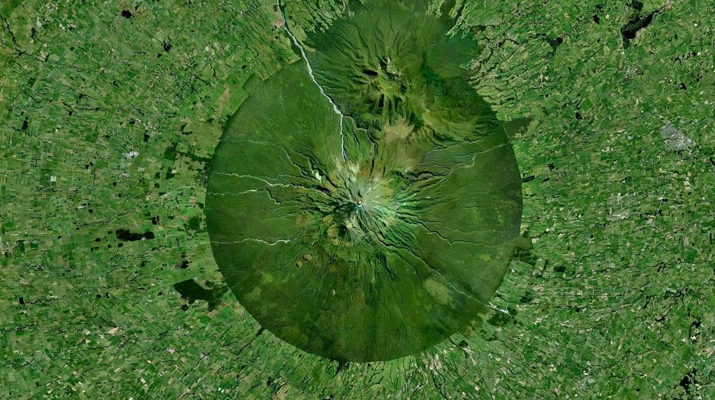 Mount Taranaki North Island, New Zealand A nemzeti park védelme alá helyezett vulkán és az azt borító sűrű erdő,