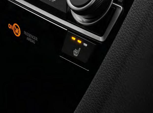 tollú kulccsal 17 colos, könnyűfém keréktárcsák Szövetkárpitozású utastér Bőrborítású kormánykerék Bőrborítású váltógomb Könnyűfém pedálsor Kétzónás, automatikus vezérlésű klímaberendezés