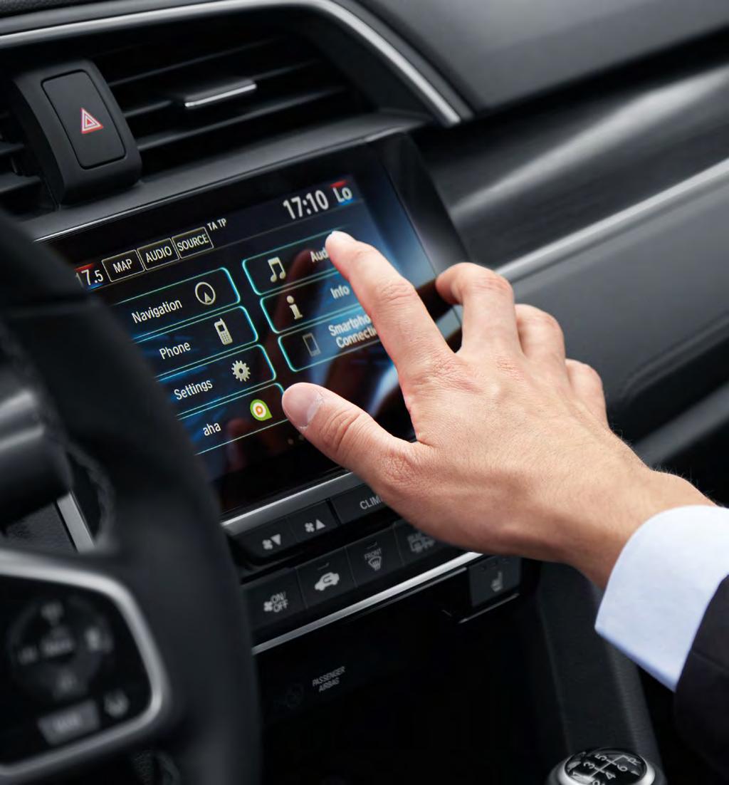 HONDA CONNECT A Civic kabinjában a hétcolos érintőképernyővel társított Honda Connect* szórakoztatóelektronikai és információs rendszer fogadja az utasokat, így mindig elérhetik családtagjaikat,