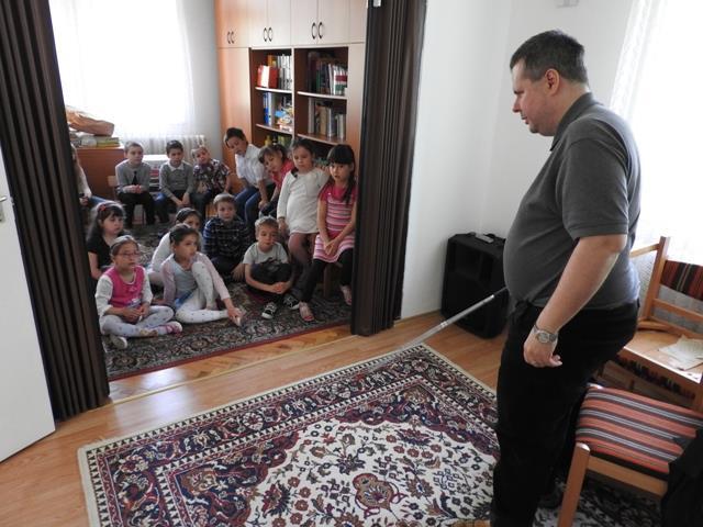 A fejlesztés egyénileg, vagy néhány fős csoportokban szaktanárok, gyógypedagógusok és