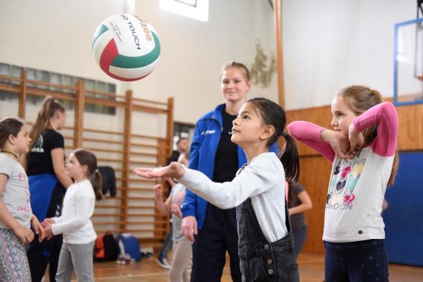 16 Kaposvár-Somogy Megyei Tehetségsegítő Tanács Sport Tagozata Sportág-népszerűsítő túrán a kaposvári röplabdás lányok Sportág-népszerűsítő túrára indultak az 1.