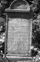 Alsó és Felsőszeli egykori zsidó népessége 179 Felsőszeli, 64. sír kő Ép, ál ló kő. (A fotót Kormos Szilvia készítette.