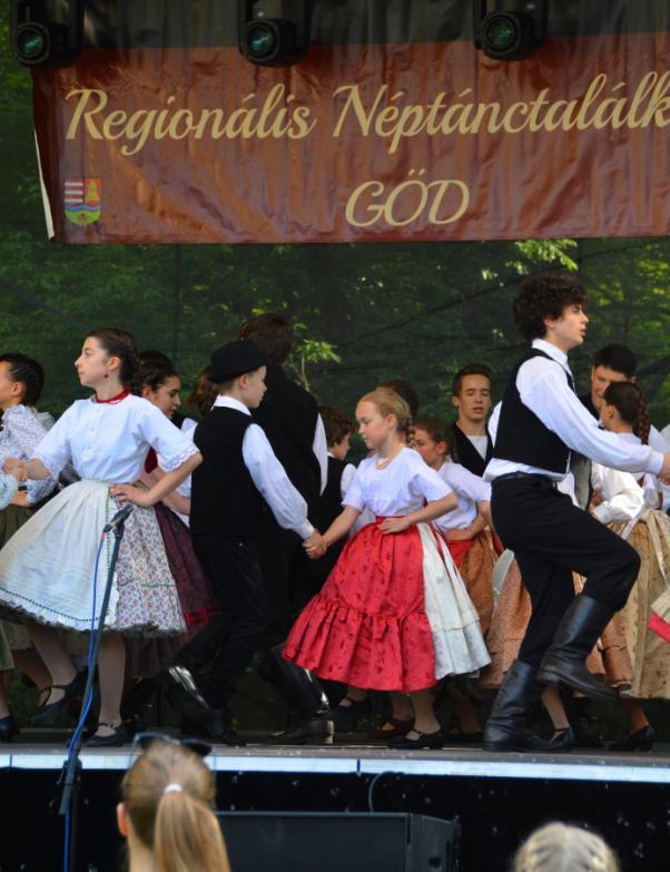 A Röcögősök és a Pörgetősök az erdélyi dialektusterület táncait tanulják, és számos helyen lépnek fel.