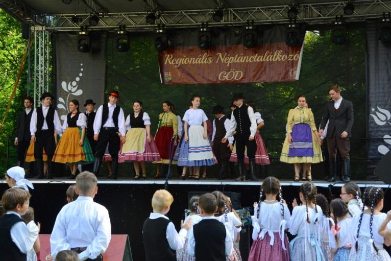 Az alsószoknyák speciális bőséggel, tetején bodros változatban készültek el két méretben, alul csipkével díszítve.