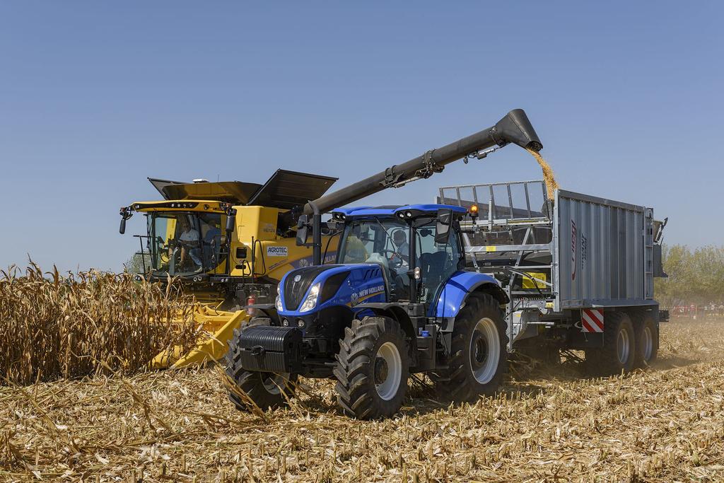 Fotó: Csatlós Norbert Ezt követően Molnár István mondott néhány szót az Agrotec Kft. traktorairól, miután a kombájn munkavégzés közben bemutatásra került.