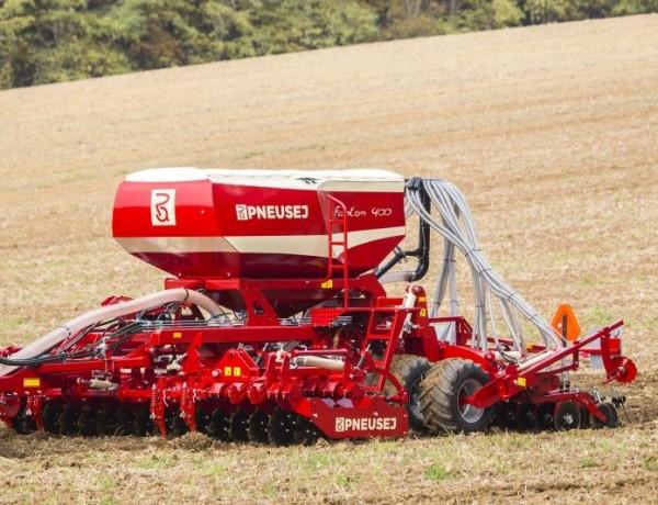 Ha konkrétumokat is szeretnénk mutatni mi áll rendelkezésre cégünknél, akkor a Massey Ferguson nal kezdhetnénk, ami kiváló gyári háttér kormányzásra és ISOBUS-os munkagép kezelésre egyaránt.