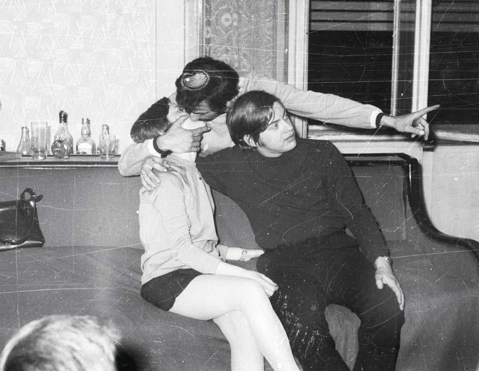 F FOTÓ 50 JÚLIUS 6. A CSÓK VILÁGNAPJA. No comment. Fotó: 1966., www.fortepan.hu Simon Gyula Hetente nyomtatva, naponta online!