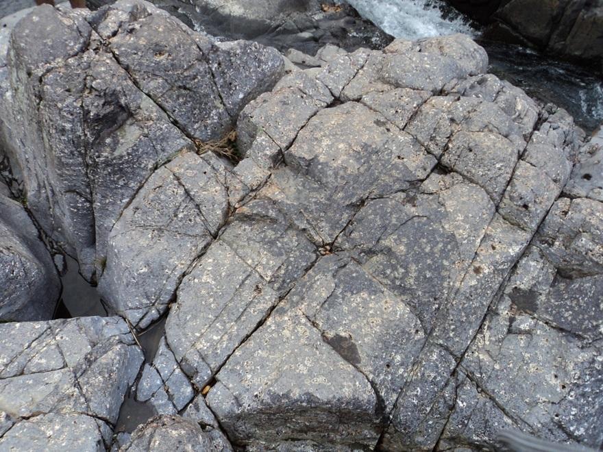 Kavicsok alakfejlődése A sziklák általában síkok mentén hasadnak Ahogy a víz