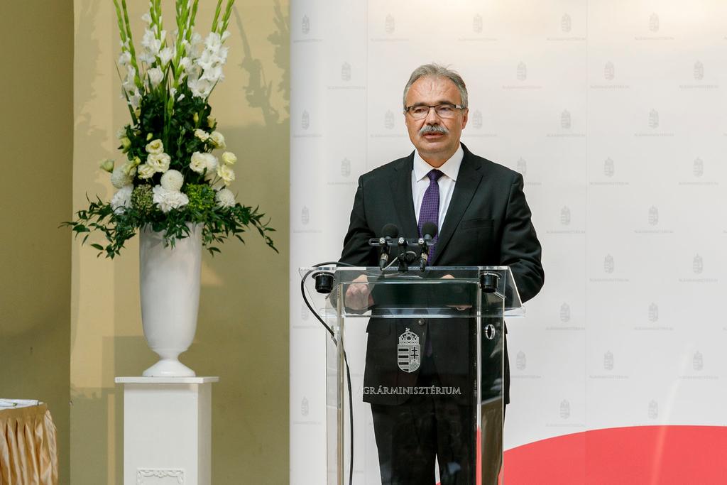 főállatorvosának, volt földművelésügyi és vidékfejlesztési miniszternek négy évtizede végzett, kimagasló színvonalú szakmai