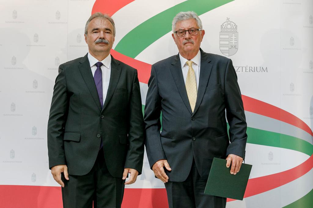 Nagy István az Életfa Emlékplakett Ezüst fokozatát adományozta Bangó Sándornak, a Gemenci Erdő- és Vadgazdaság Zrt.