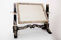 Szalagos díszítésű medallionos ezüst tükör / Mirror with silver ribbon decoration ezüst / silver 61,5 x 47