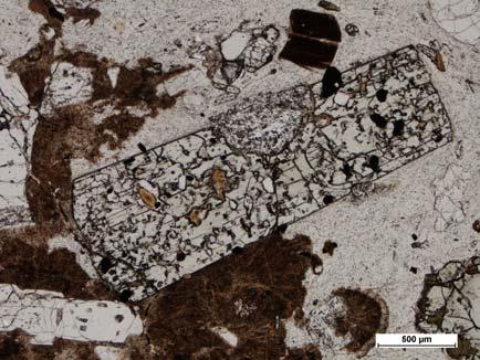 szivacsos szövetű és kevéssé rezorbeált, kerekített szegélyű plagioklász fenokristályok és amfibol fenokristály plagioklász mikrolitos kőzetüveg alapanyagban; B.