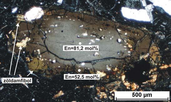 5.17. ábra Zónás ortopiroxén az SZP3 mintában (keresztezett nikolokkal készült kép). Figyelemreméltó a kristálymag és a szegély jelentős összetételbeli különbsége.