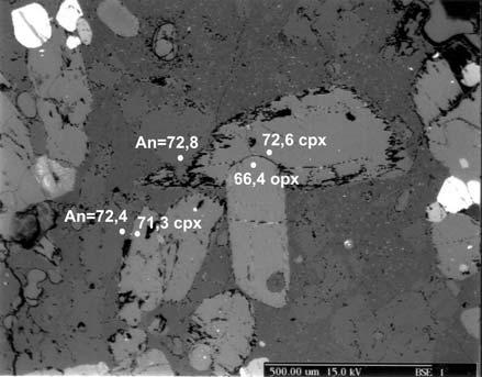 gl=kőzetüveg Az N38C litoklasztban jelentős mennyiségben vannak jelen kristályok (>50 tf%), főleg plagioklász és ortopiroxén.
