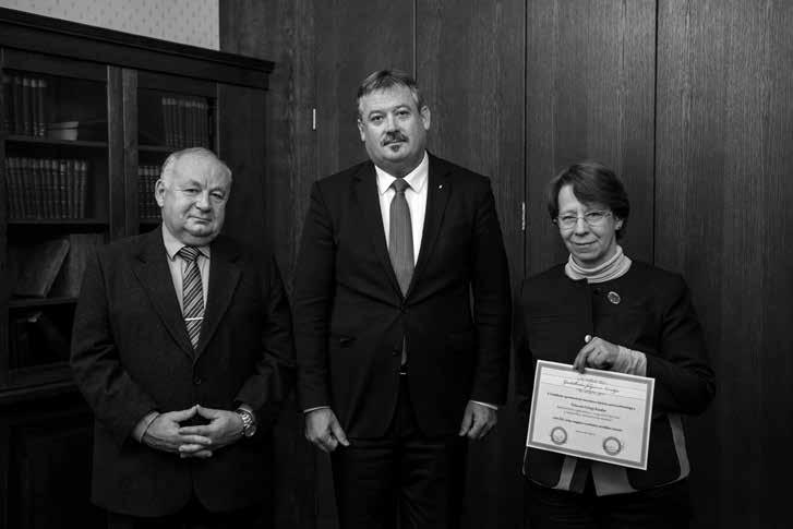 560 gazdálkodás 60. évfolyam 6. szám, 2016 (560 561) A Gazdálkodás 2015. évi nívódíjainak átadása A Gazdálkodás folyóirat szerkesztőbizottsága 2015. március 17-i ülésén határozott arról, hogy a 2015.