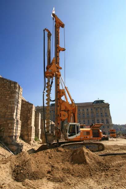 Petik-Török-Kleb-Görög 5.2 A cölöpözési technológia Az egyes cölöpök folyamatos spirál technológiával (CFA, vagy SOB) készültek.