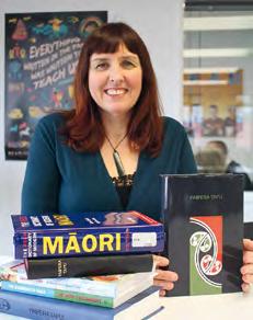 Létezik ugyan már maori nyelvű kiadás, az Ezen az állapoton kíván javítani a pár hónapja megnyílt jelnyelvi bibliafordító központ.
