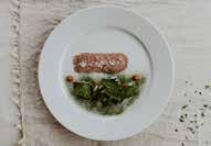A szezonális, régióra jellemző alapanyagokból összeállított ételeket újragondolva a fine dining egy új dimenziója nyílik meg a séf keze nyomán, az Ybl-díjas építész által tervezett épület pedig úgy