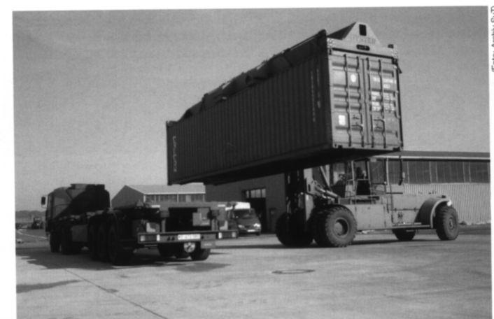 motor teljesítmény, 78 kw (105 LE) 3600 fordulatszám/percnél sebesség váltó 5+1, kiegészítő mászó sebesség hajtómű 4x2 vagy 4x4 hozzákapcsolható fordulókör < 11 m kapaszkodó képesség > 60 %