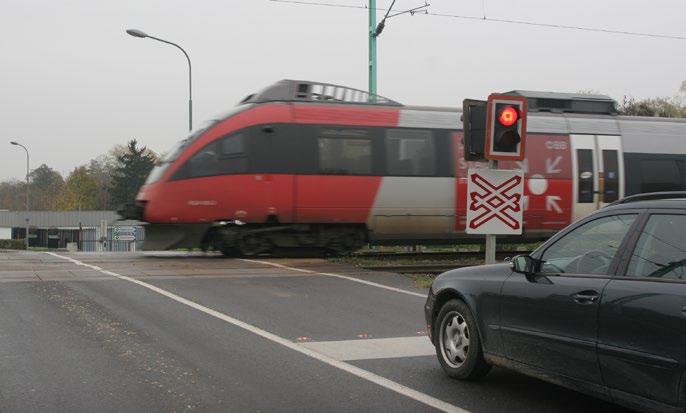 AUSZTRIA MAGYARORSZÁG HATÁRON ÁTNYÚLÓ EGYÜTTMŰKÖDÉS 11 VKM AT-HU Egy integrált, intermodális, határon átnyúló forgalomkeltési és ráterhelési modell létrehozása ERRAM HU-AT Határon Átnyúló Elérhetőség