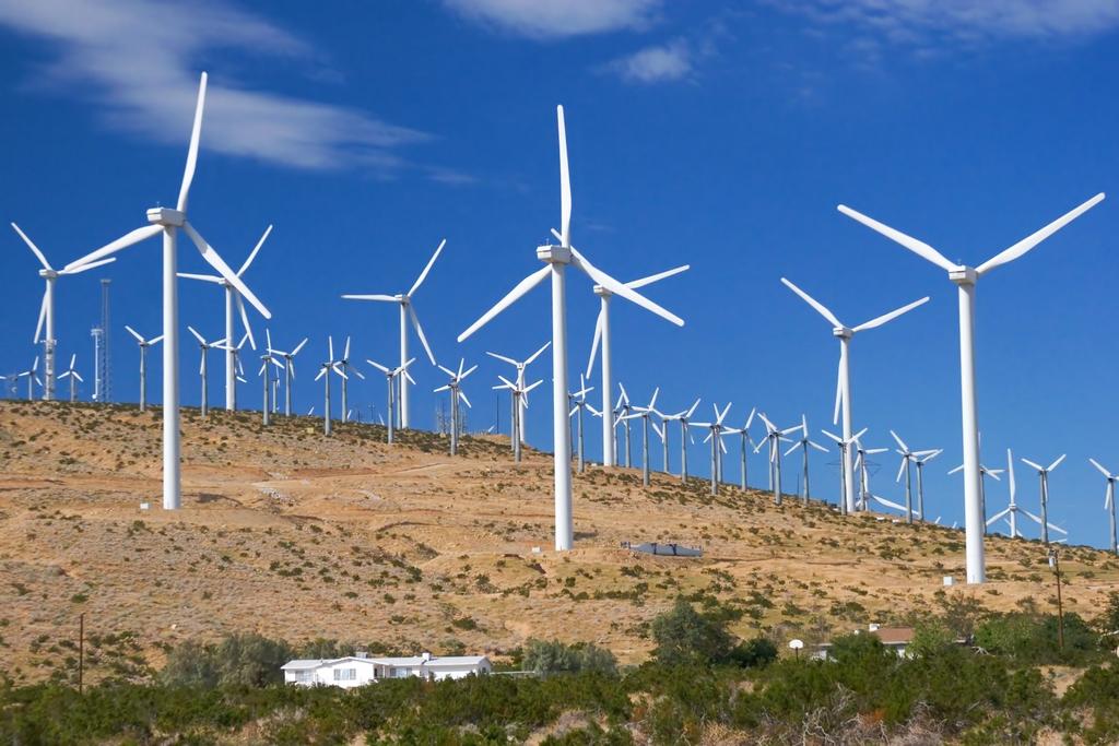 Szélerőmű A szél forgatja a szélkereket, ami fogaskerék áttétellel forgatja a turbinát, generátort. Előnye: Kis helyen sokat lehet elhelyezni és nem szennyezi a környezetet.