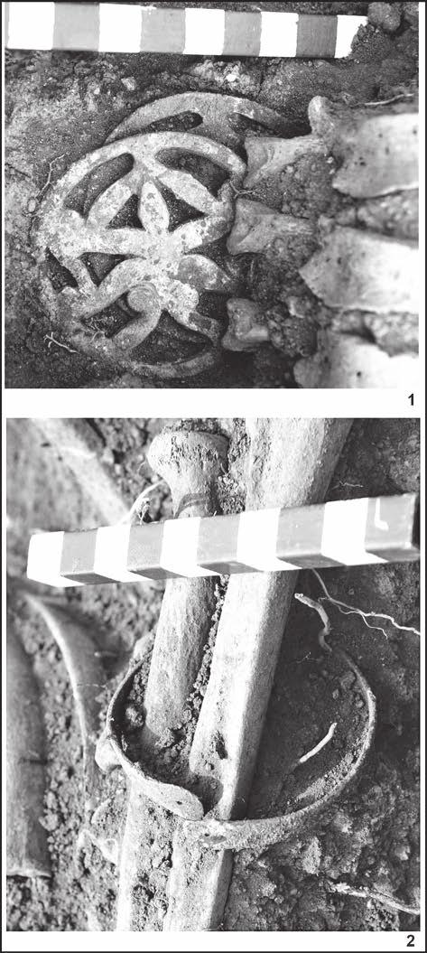 259 TIBOR KEMENCZEI HONFOGLALÁS KORI SÍR TISZAPÜSPÖKI HATÁRÁBAN 259 1. kép (balra fent). A lelőhely Fig. 1. The site 2. kép (balra lent). 1: A sír (Hegedűs Sándor felvétele); 2: A sír rajza.