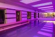 A Crystal Spa & Relax Wellness Szalon: úszómedence, jakuzzi, finn-, infraszauna, gőzkabin, tepidárium, sókamra használata. Budapesttől 70 km. Az M1-es autópályán a 61.
