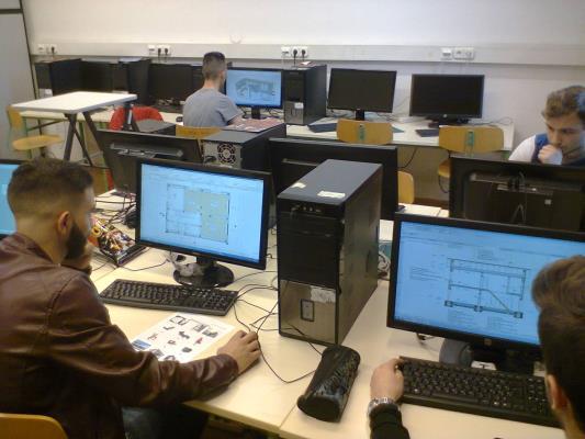 A képzés 4+1 éves, részletesebb felépítése: 4 szakgimnáziumi év végén érettségit tesznek a tanulók, és utána mehetnek az 1 éves technikus évfolyamra, amelynek sikeres elvégzésekor megkapják a
