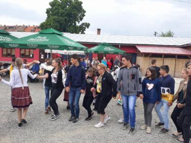 Ekkor a jelenlevők a Két kezem forgatta, szívem táncoltatta néptánc egyvelegnek tapsolhattak. Május 11-én a Kemény János Gimnázium napja volt.