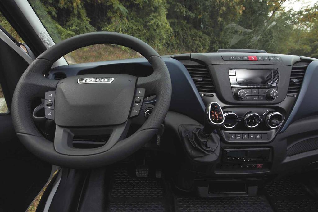 A VEZETÉS ABSZOLÚT ÉLVEZETES ÉLMÉNYE Két lassító áttételével a DAILY 4x4 manuális sebességváltóval 12, a HI-MATIC váltóművel pedig akár 16 előremeneti fokozatot is kínálhat, szinte korlátlan