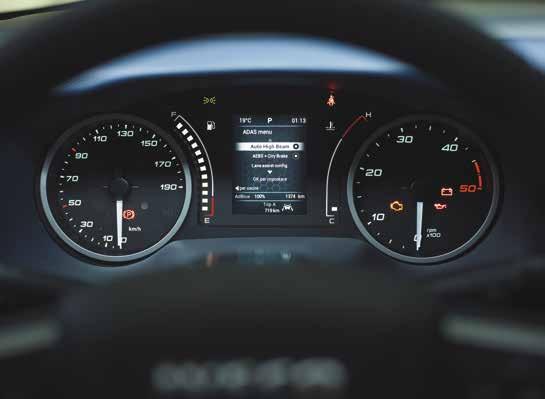 ADAPTÍV SEBESSÉGSZABÁLYZÁS ÉS KÖZLEKEDÉSI TORLÓDÁS ASSZISZTENS Az adaptív sebességtartó automatika (Adaptive Cruise Control; ACC) rendszere egyaránt tartja a megadott sebességet és követési