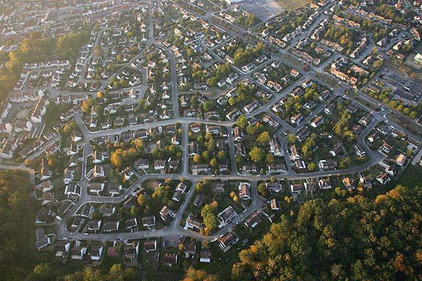 Goude 1970 enkadenn industriel, robotizadur an uzinoù Ar gresk e ya ar servijoù: implijidi er velestradurezh, er c henwerzh, en deskadurezh, micherioù liberal) Kresk ar c hêrioù : krouet e voe lojeiz