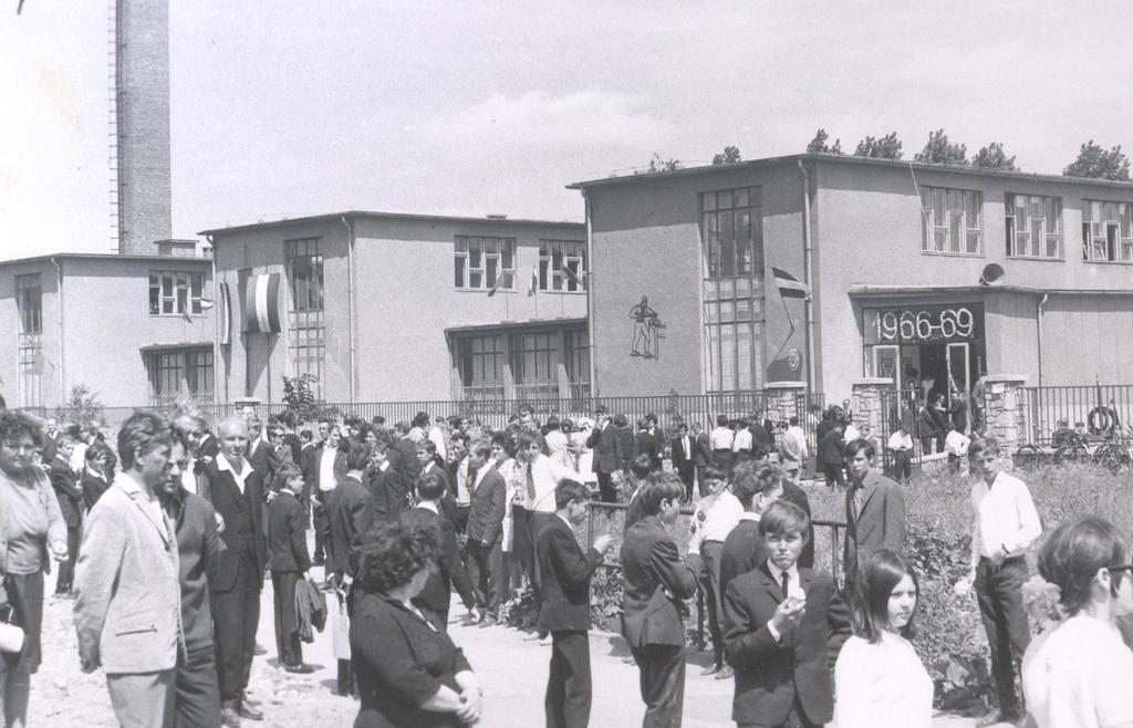 A 2. világháborút követően, 1948-ban az iskolákat államosították, ennek, illetve a tervgazdálkodásra történő áttérés igényeinek megfelelően az iparostanonc oktatást átszervezték.