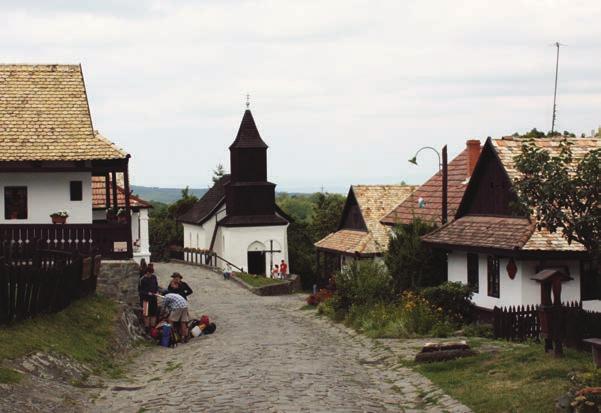 3. FELADATSOR BESZÉDKÉSZSÉG Task 3 In the pictures you can see two of Hungary s World Heritage sites (the