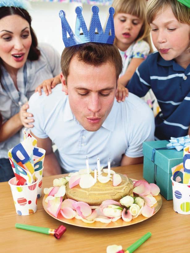 4. FELADATSOR BESZÉDKÉSZSÉG Task 3 This picture shows the members of a family celebrating a birthday. Describe the picture and give your ideas.
