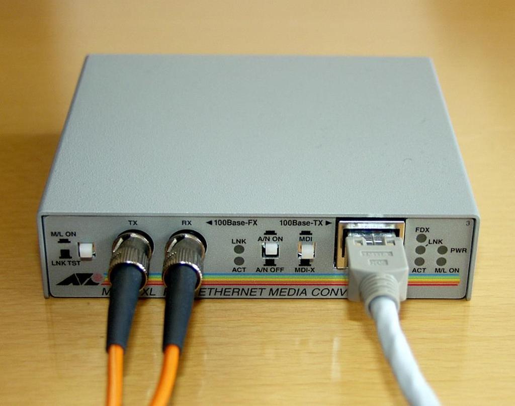 Két különböző média között biztosít átmenetet 10/100/1000Mbit/s Általában nem menedzselhető, max