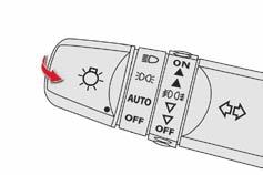 Tájékozódás Világításkapcsoló Elsődleges világítás A gépjármű első és hátsó világítása fokozatosan alkalmazkodik a különböző időjárási viszonyokhoz, így jobb tájékozódást szavatol a gépjárművezető